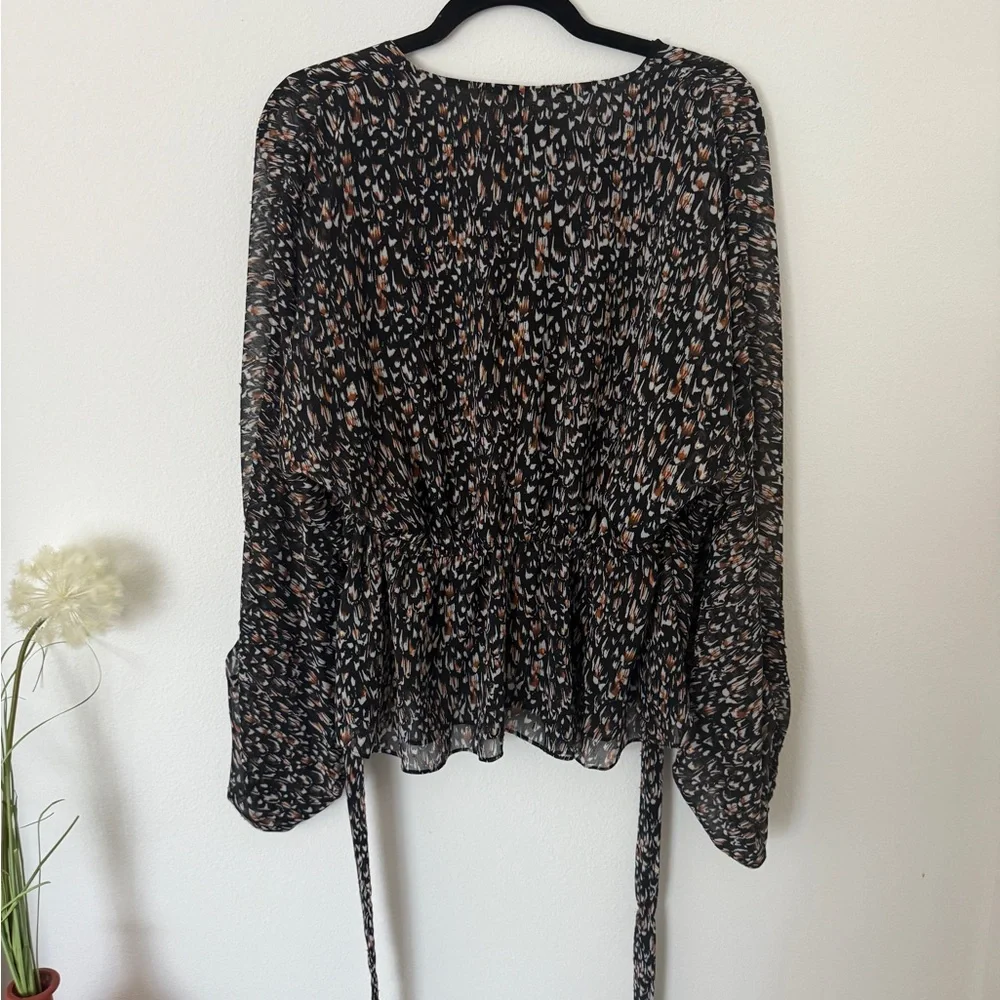 Express Black and Tan Patterned Blouse - Picture 4 of 4
